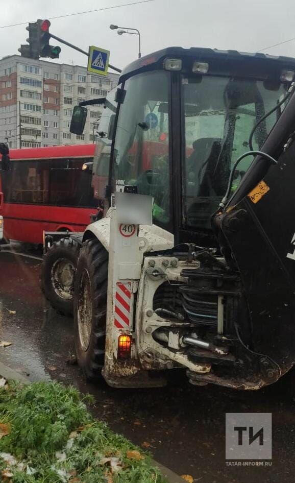 В столкновении трактора и автобуса в Казани пострадал ребенок