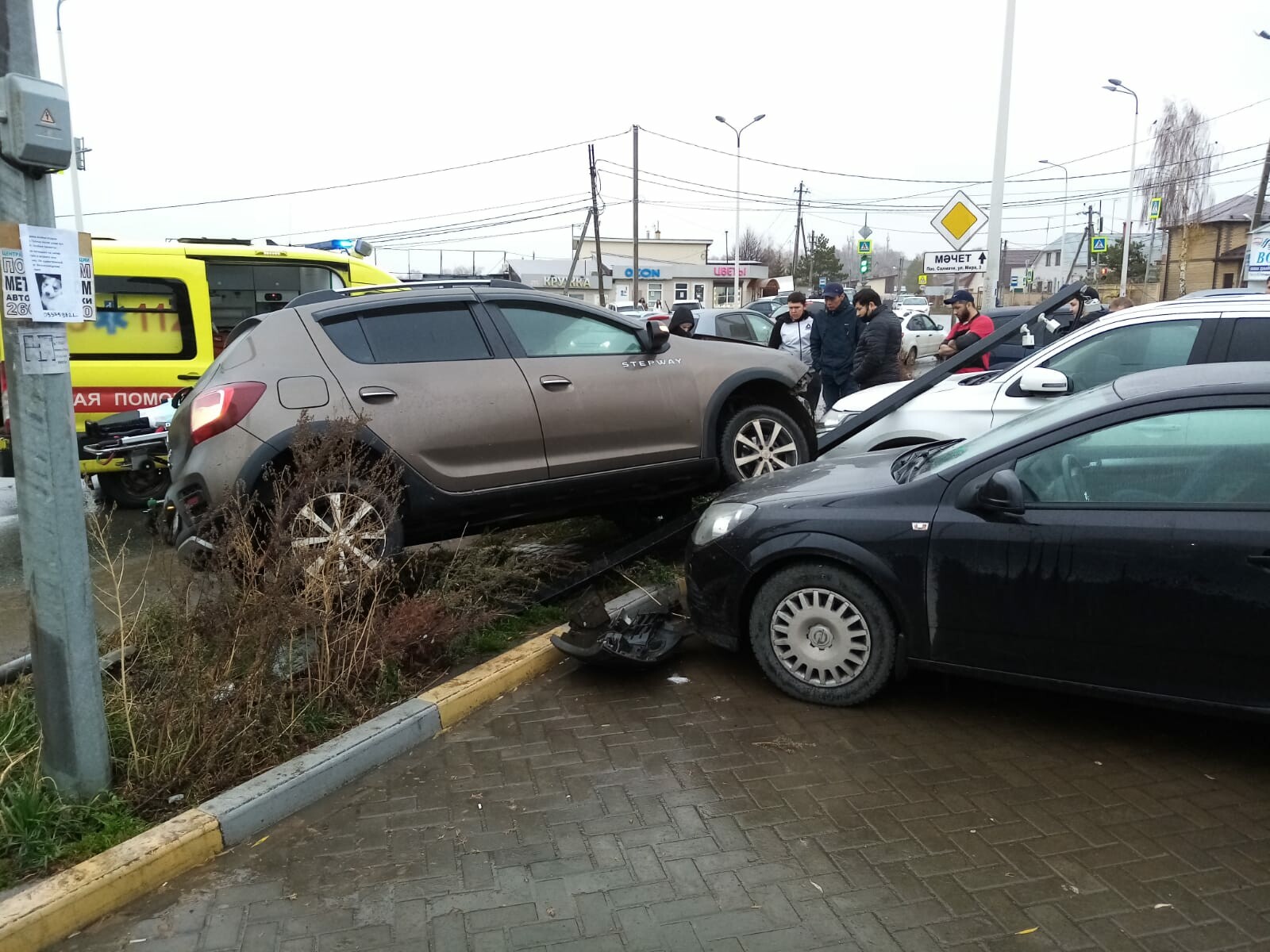 Легковушка вылетела с дороги и снесла несколько машин в Казани, пострадал ребенок