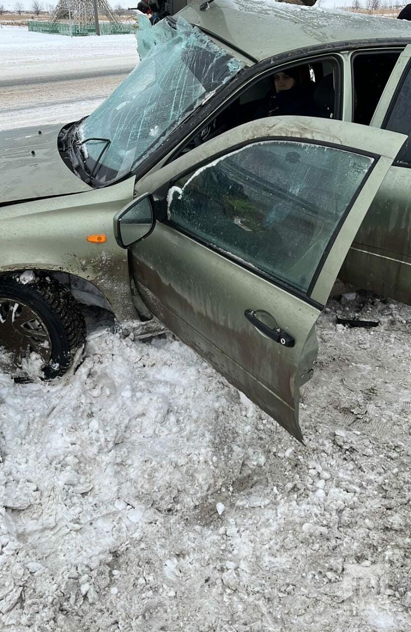 Авто влетело в столб со снежной трассы в РТ, пострадал пассажир автомобиля