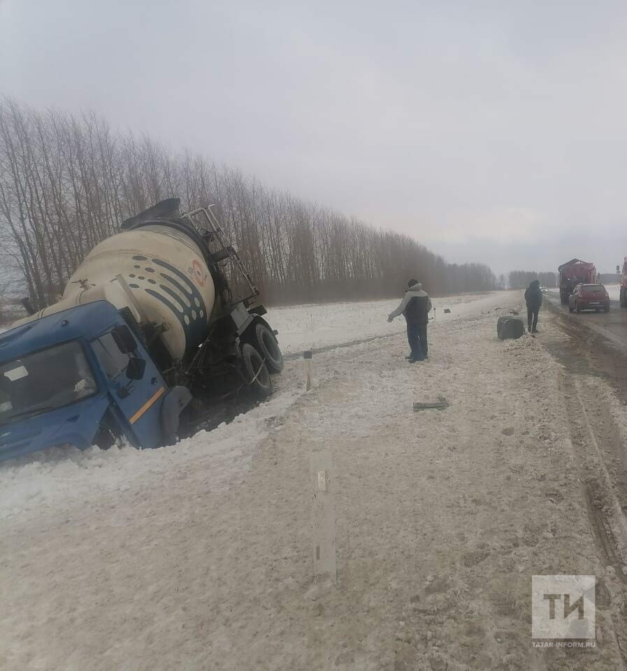 Двое человек получили травмы в столкновении легковушки и «КАМАЗа» на трассе в Татарстане