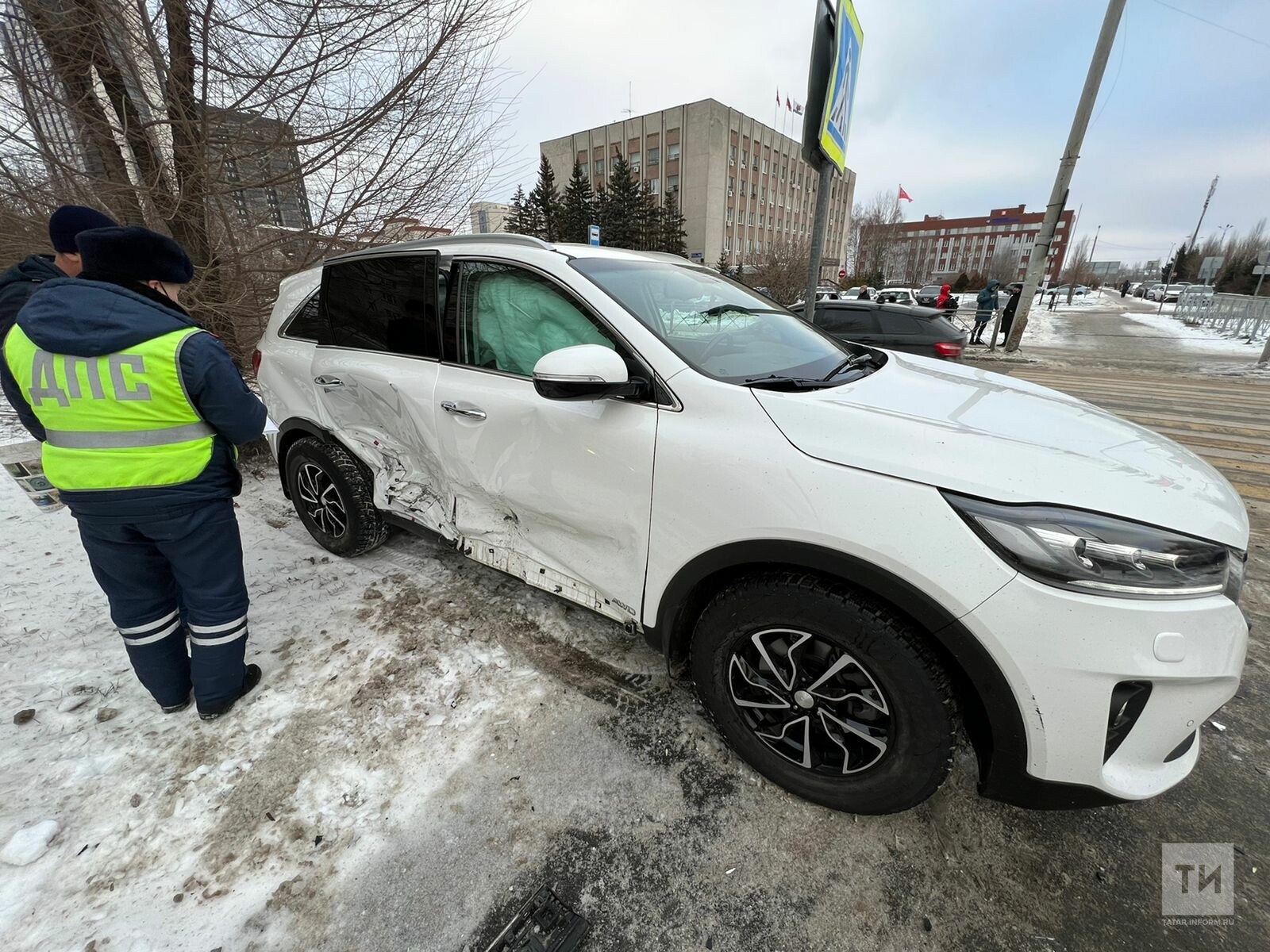 В Казани автомобиль выкинуло на тротуар после столкновения с каршерингом на перекрестке