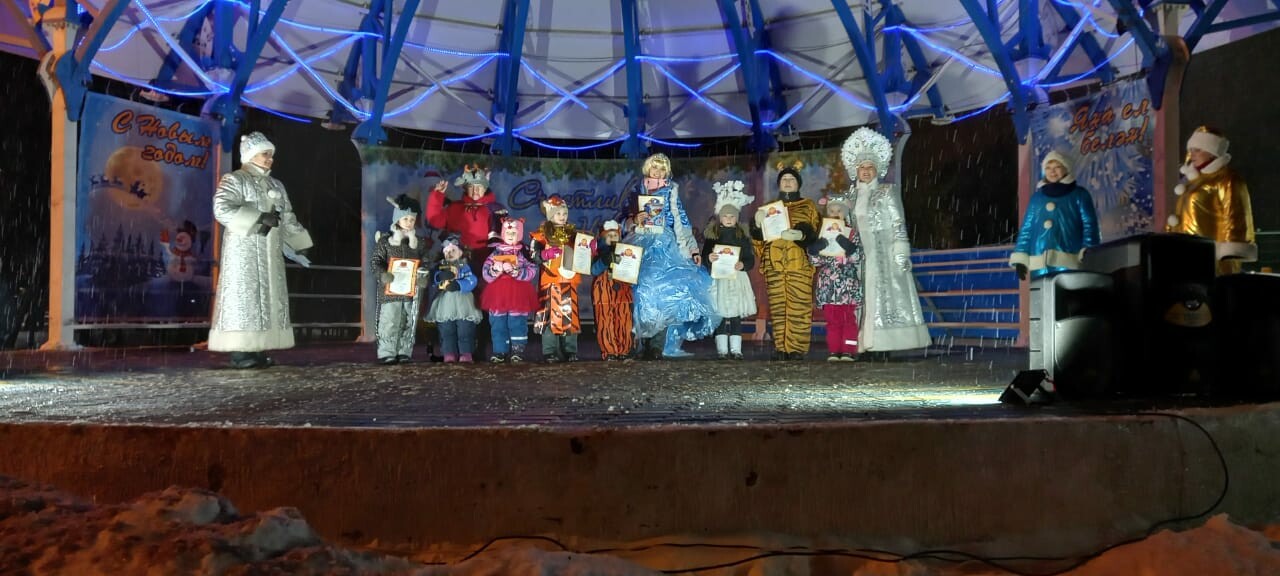 В парке Победы Набережных Челнов состоялось открытие новогодней елки