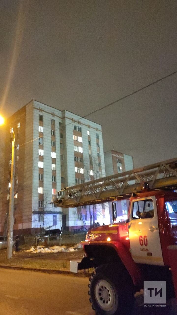 В Казани пожарные спасли человека из горящей квартиры