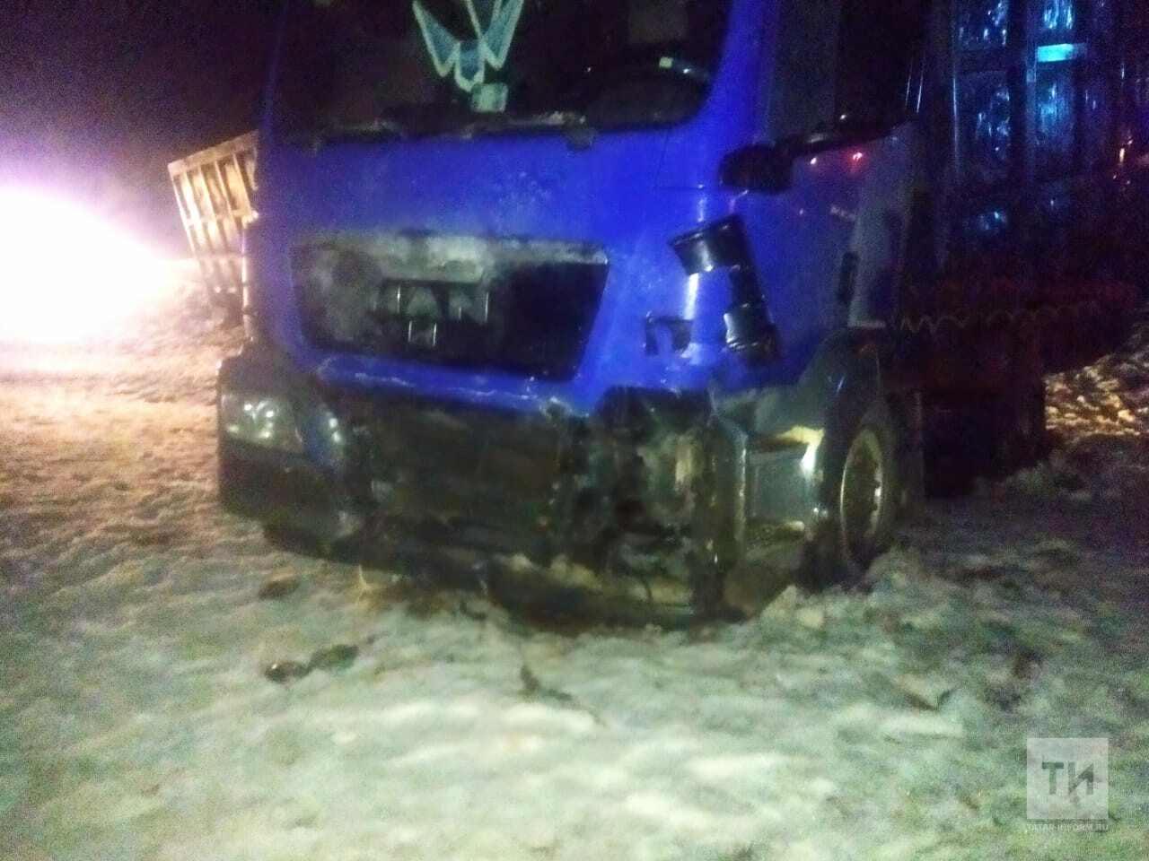 На трассе М7 в Татарстане легковушка столкнулась с фурой, пострадал один из водителей