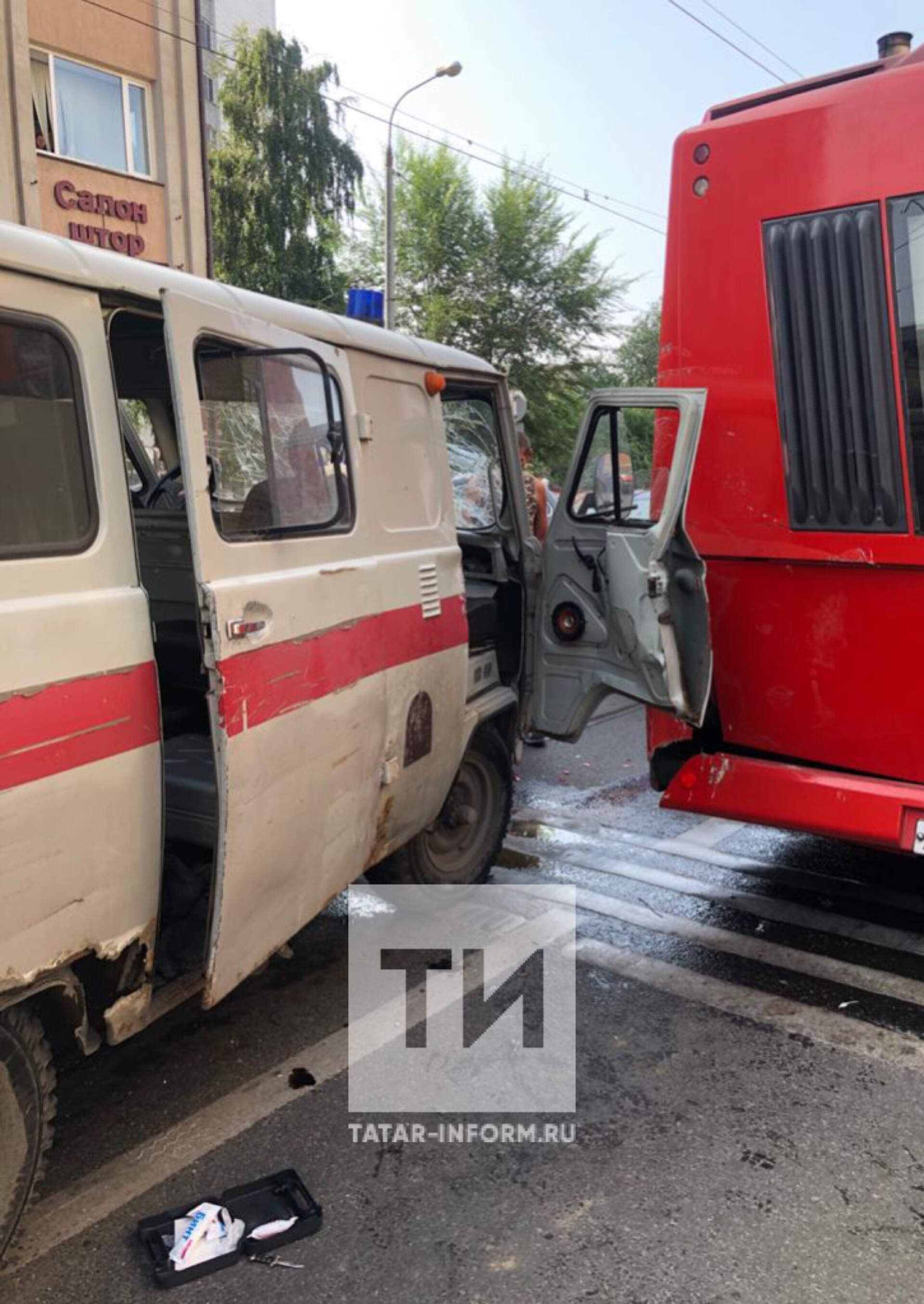 Двое пострадали в столкновении автомобиля медиков с легковушкой и автобусом в Казани