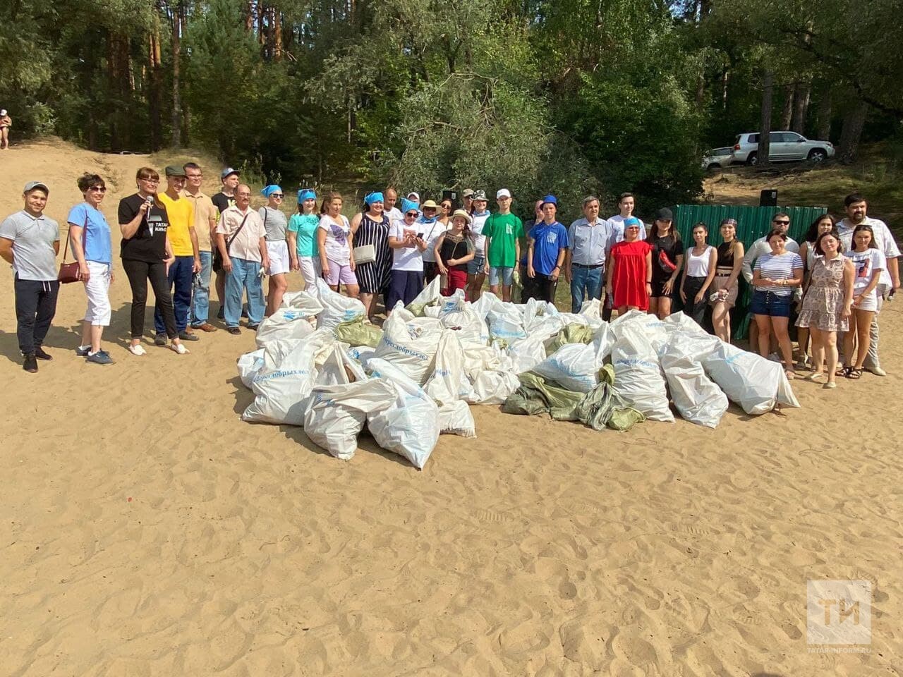 Волонтеры собрали 50 мешков мусора на озере Глубокое в Казани