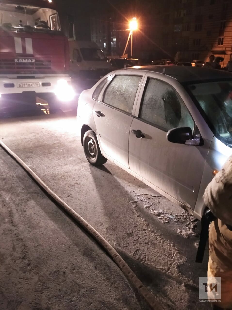 В Нурлате неизвестный поджег машину на парковке, ее потушили местные жители