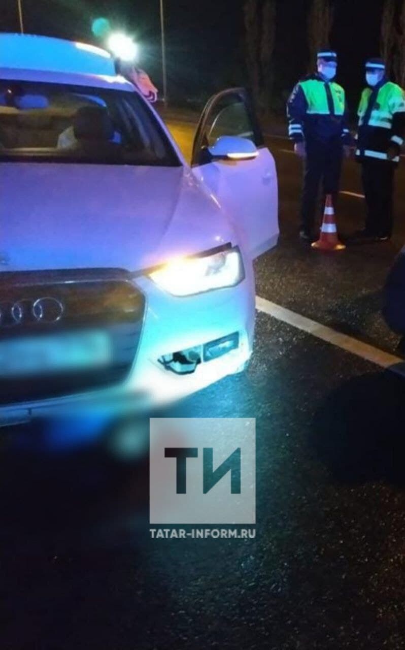 В Казани на Мамадышском тракте Audi сбила насмерть мужчину, который полз по дороге