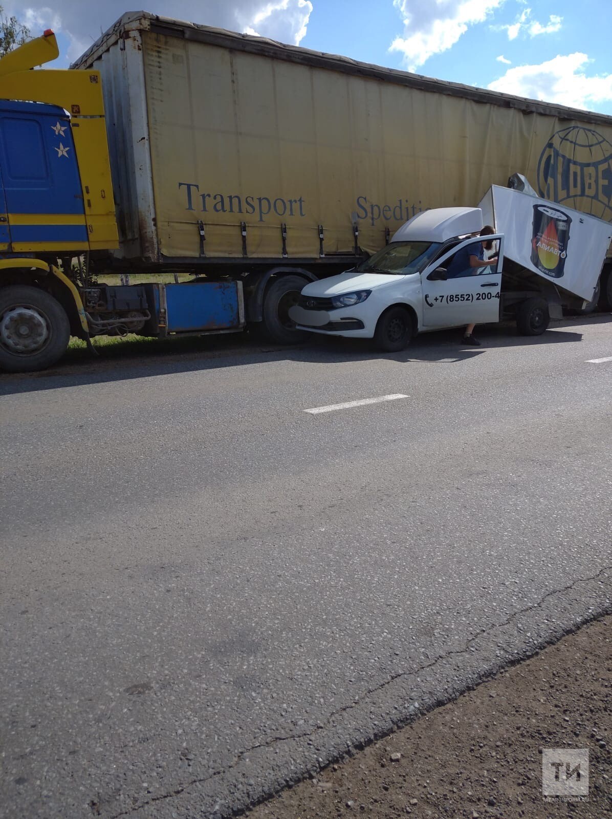 Водитель легковушки уснул за рулем и влетел в грузовик на трассе в Татарстане