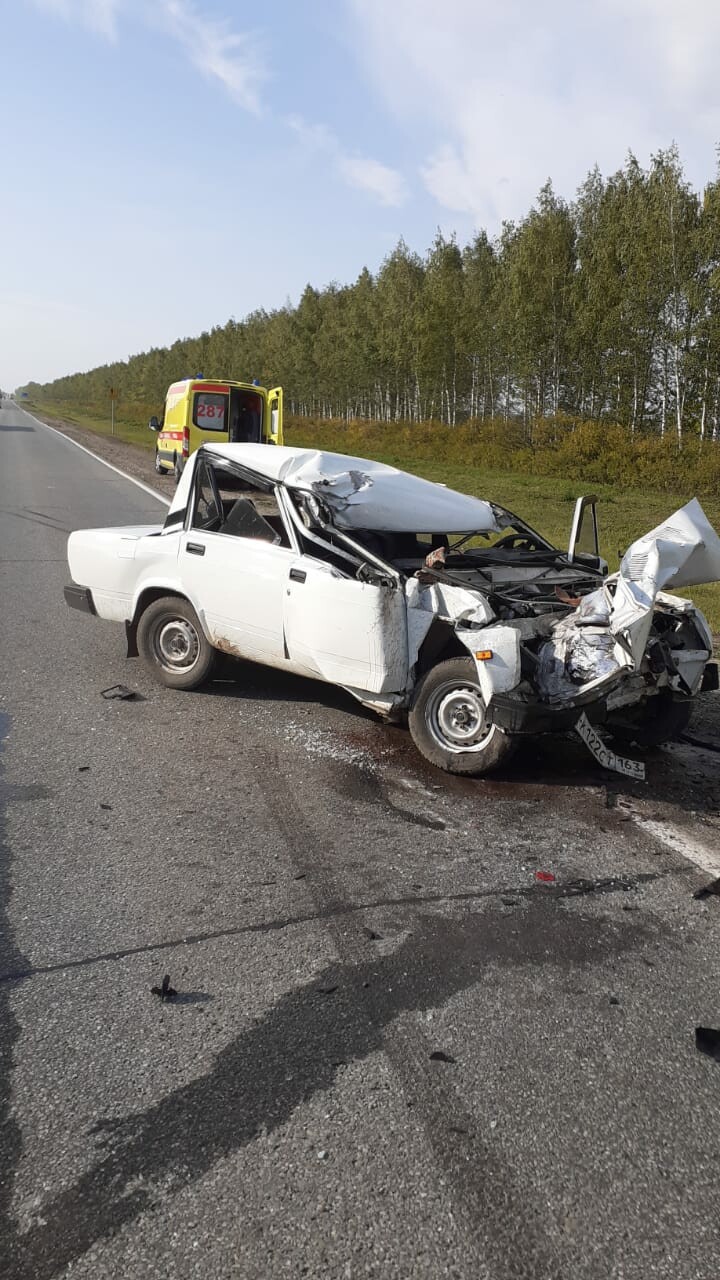 Водитель легковушки из Самары попал в больницу, влетев в «КАМАЗ» на трассе в Татарстане