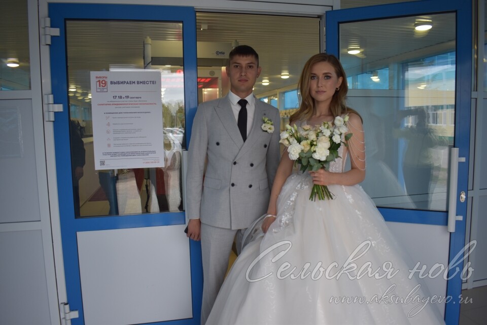 Молодые супруги из Аксубаевского района приехали на избирательный участок прямо из ЗАГСа