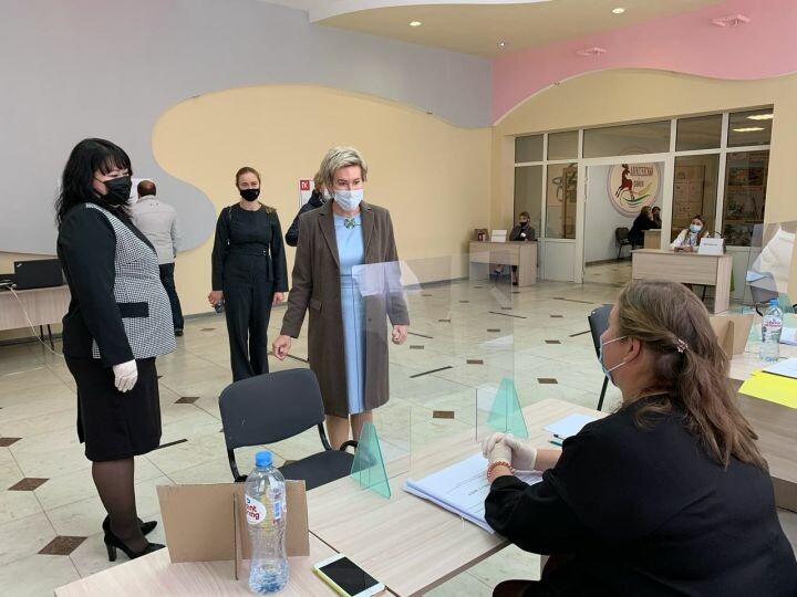 Депутат Госдумы Ольга Павлова посетила избирательные участки в Алексеевском районе РТ