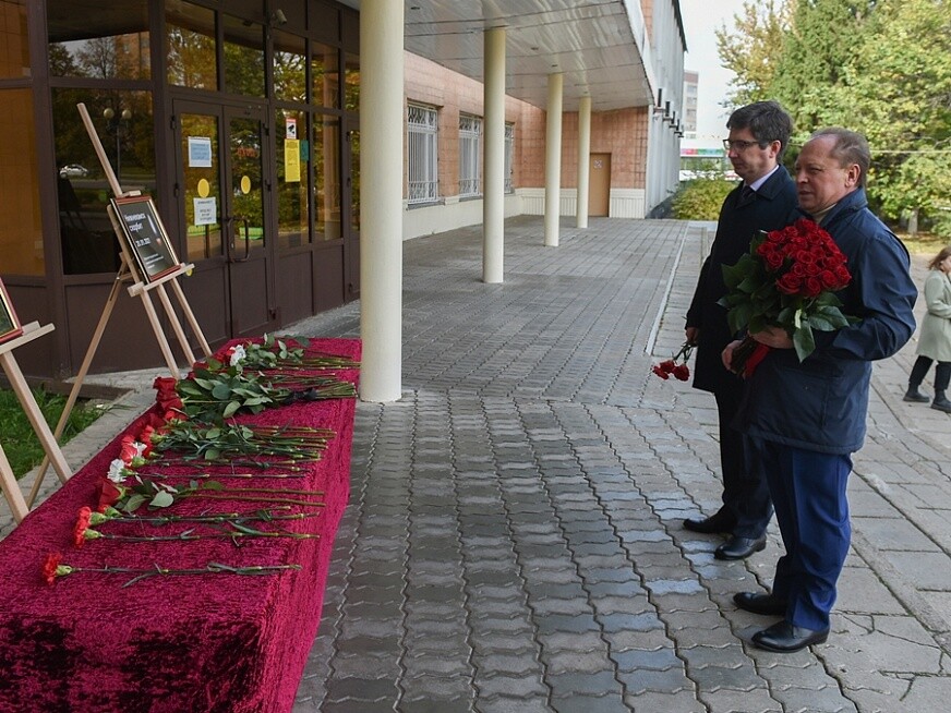 Мэр Нижнекамска возложил цветы к стихийному мемориалу в память о погибших в Перми