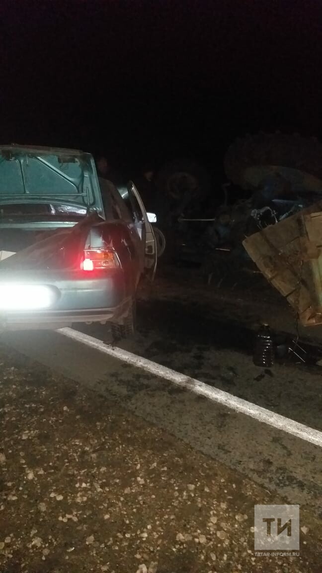 Трое людей пострадали в столкновении легковушки и трактора на трассе в Татарстане