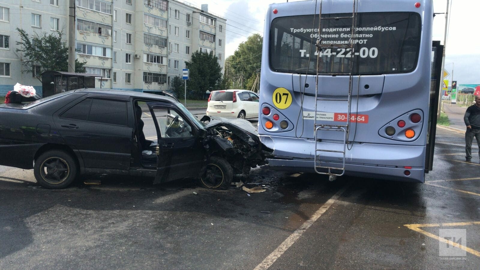 В Альметьевске две легковушки попали в ДТП с троллейбусом, три человека пострадали