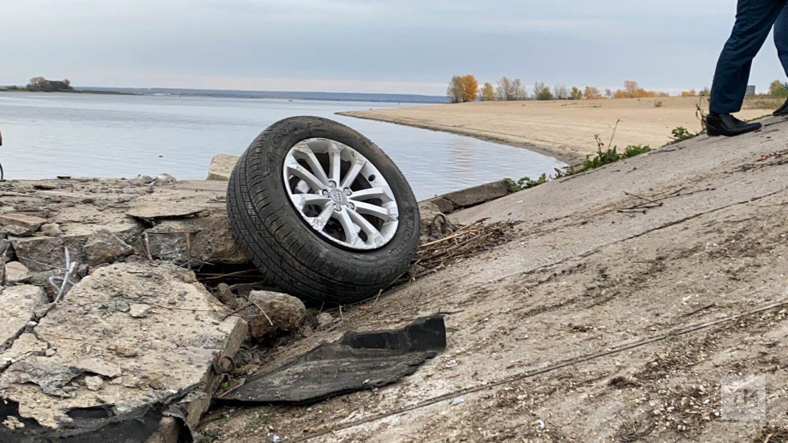 Водолазы пытаются поднять погибших из Audi у переправы в Татарстане