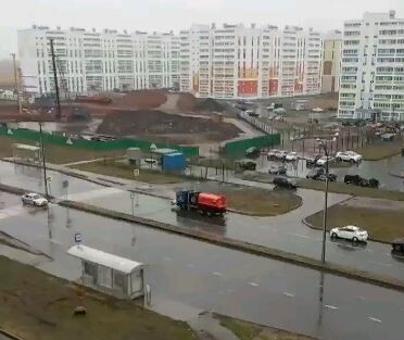 Власти Челнов объяснили, почему поливальная машина мыла бордюры в дождь
