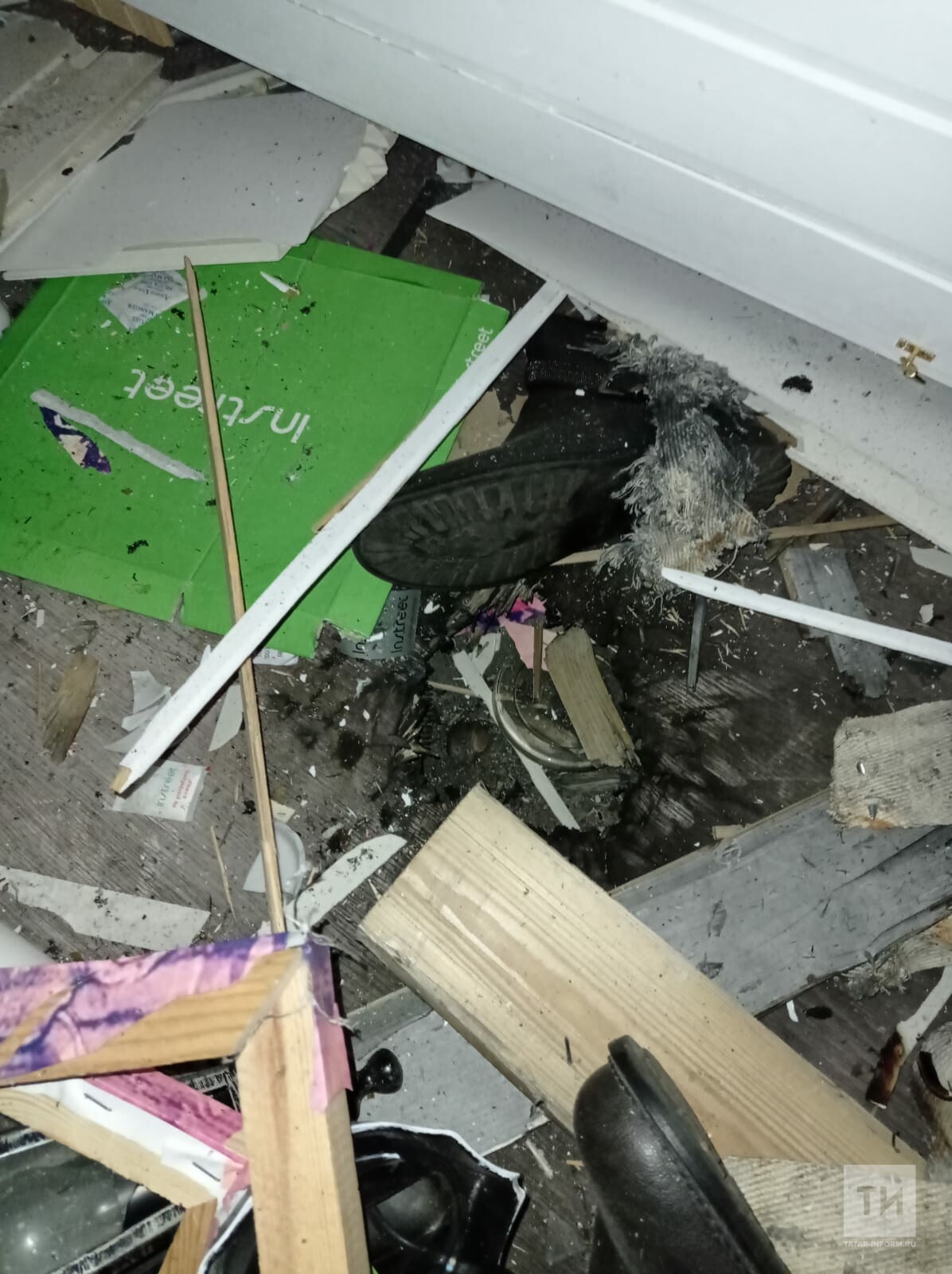 Взорвавшаяся петарда разнесла балкон в жилом доме в Набережных Челнах