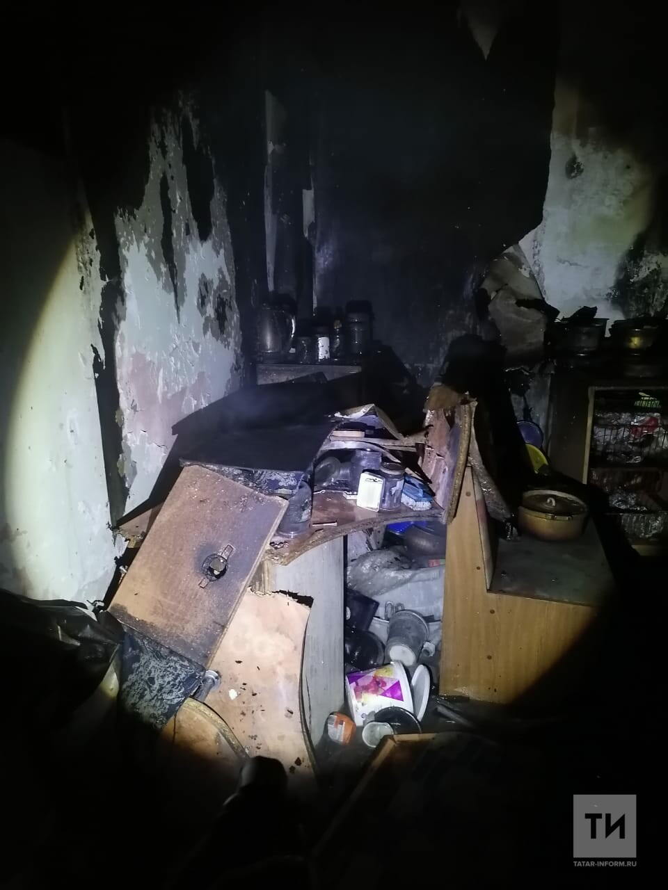 Ночью в челнинской многоэтажке загорелась квартира, пожарные спасли трех человек