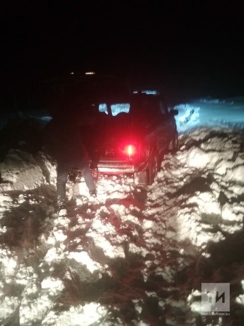 Спасатели вытащили автомобиль водителя, застрявшего в снегу на дороге посреди поля в РТ