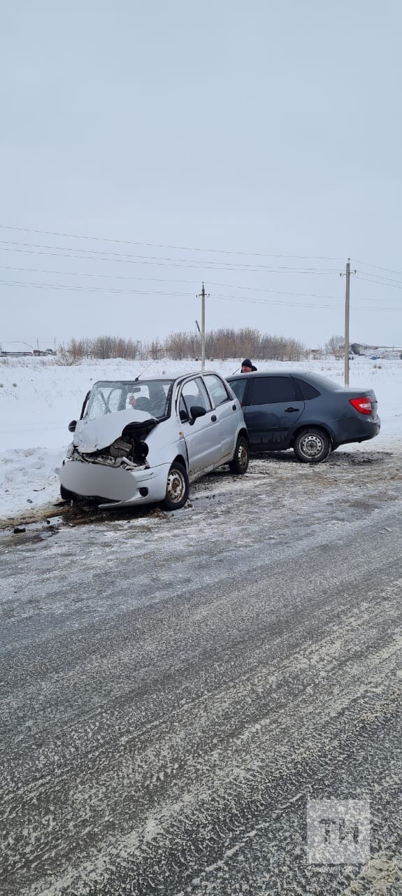 Две легковушки столкнулись в селе в Татарстане, пострадали пассажирки в обоих авто