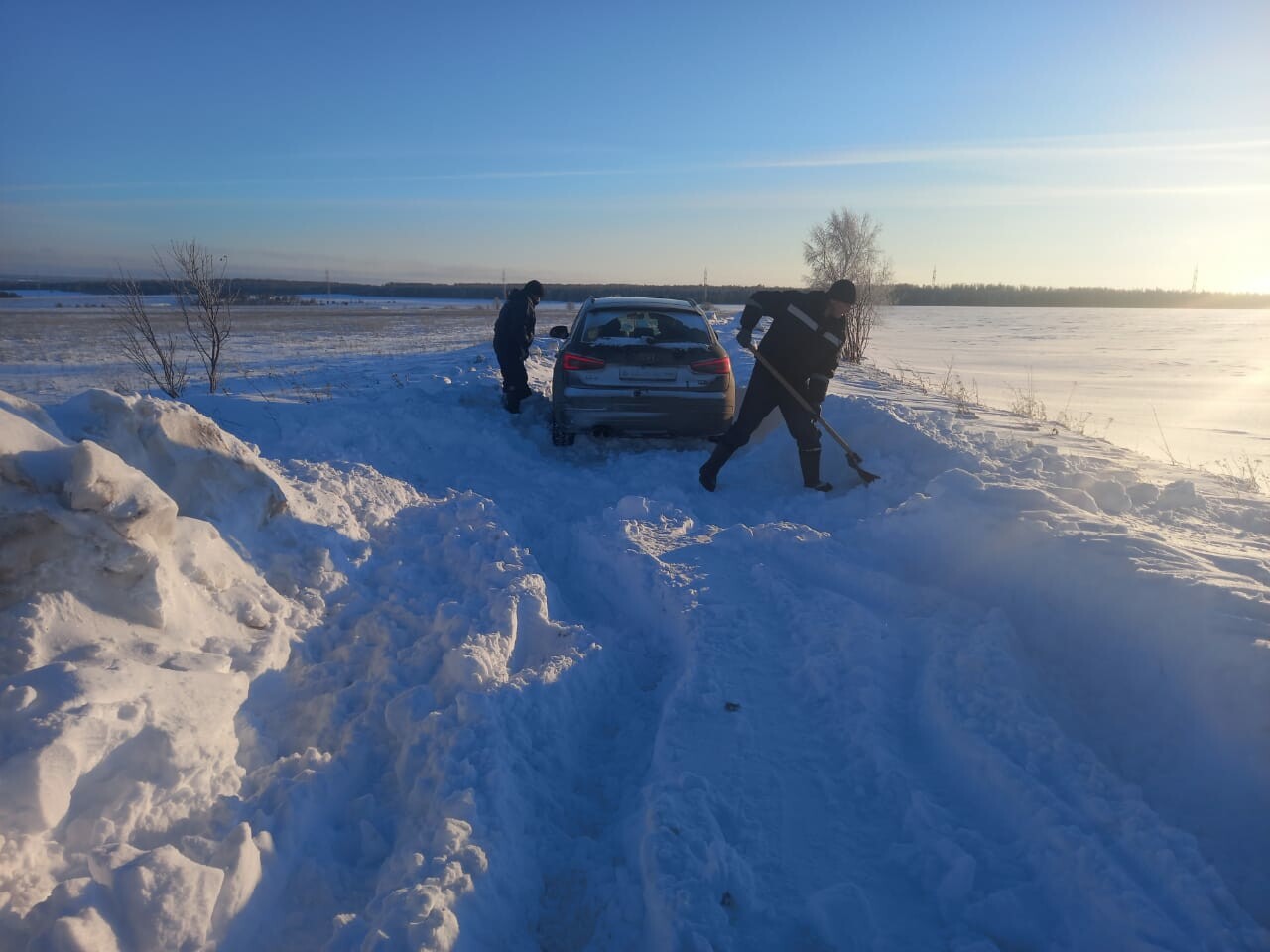 Спасатели помогли троим татарстанцам, авто которых увязло в поле в снегу