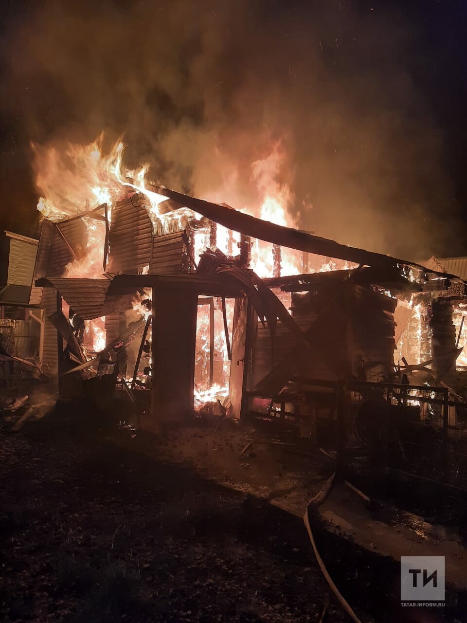 Ночью в Татарстане загорелся частный дом, его хозяина доставили в больницу с ожогами
