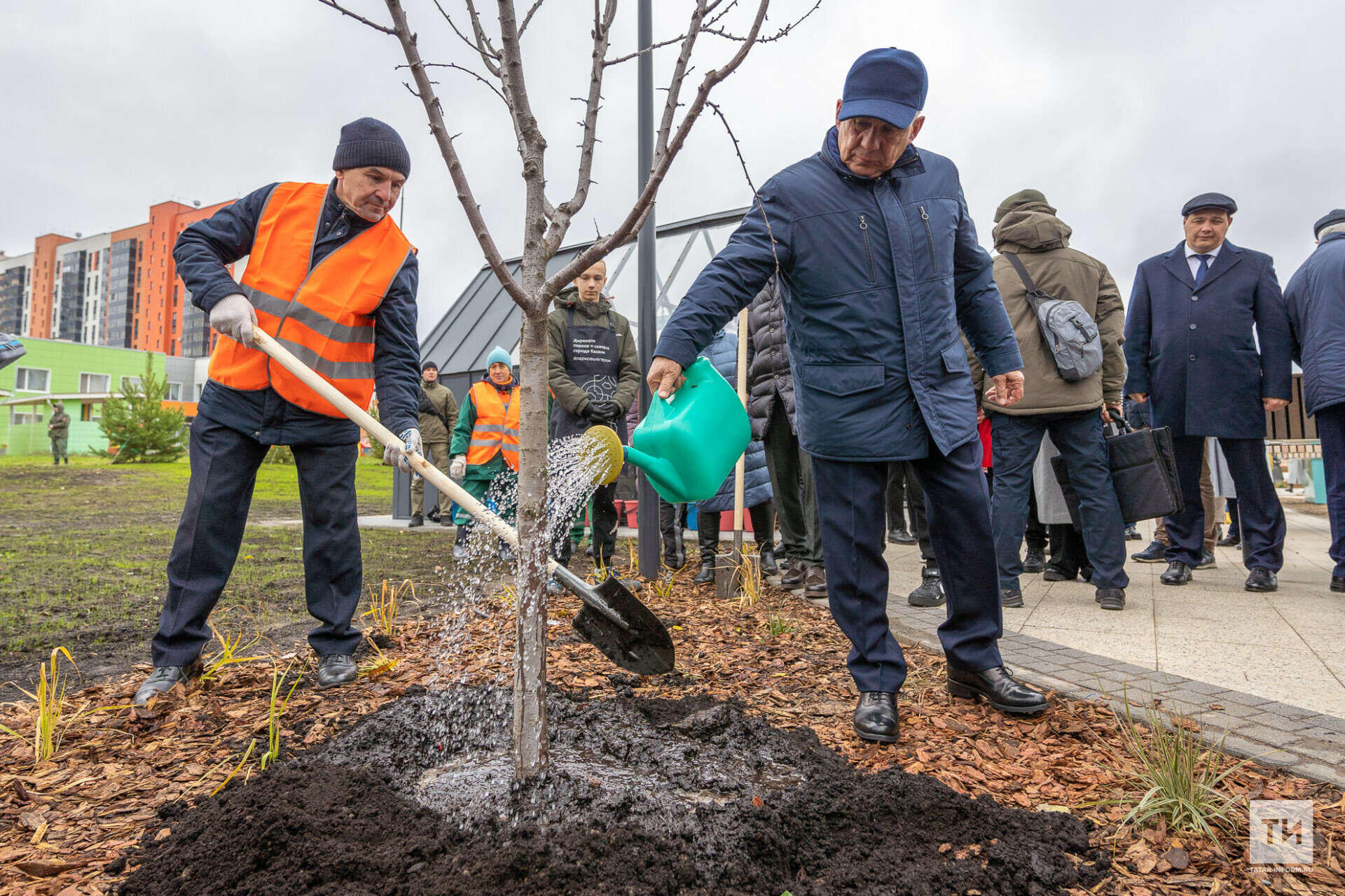 Минниханов посадил деревья в новом парке в ЖК «Салават Купере»