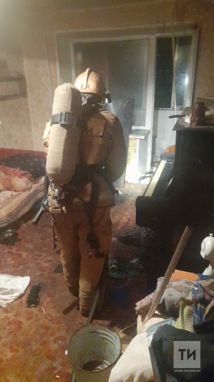 В Бугульме пожарные спасли людей из подъезда, где горела квартира