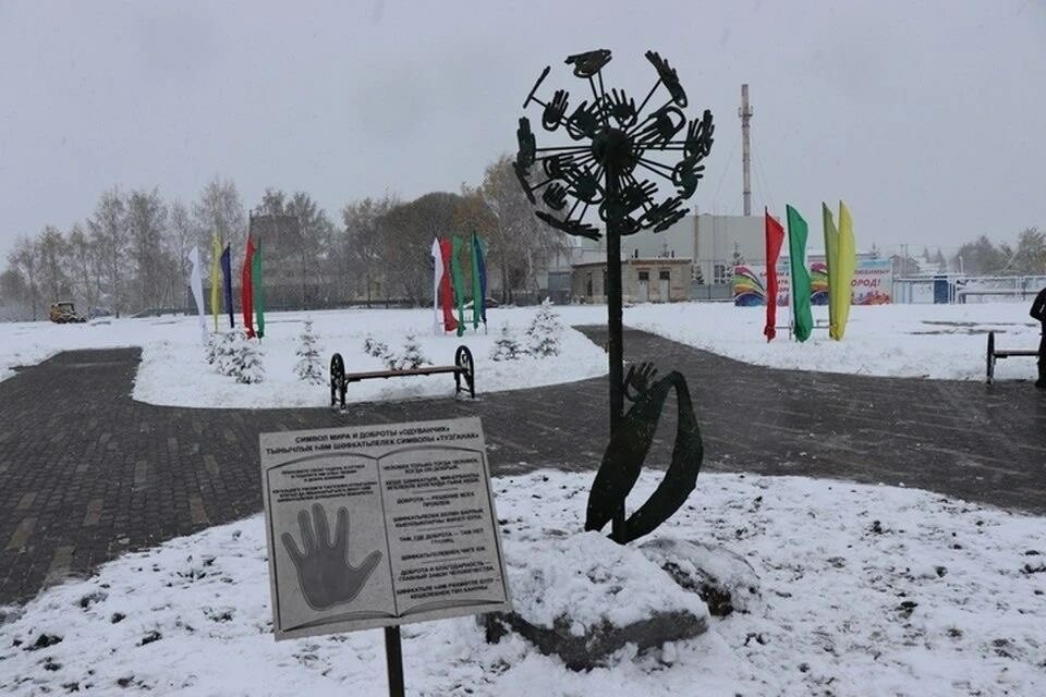В Нурлате появился первый в РТ памятник миру и доброте в виде трехметрового одуванчика