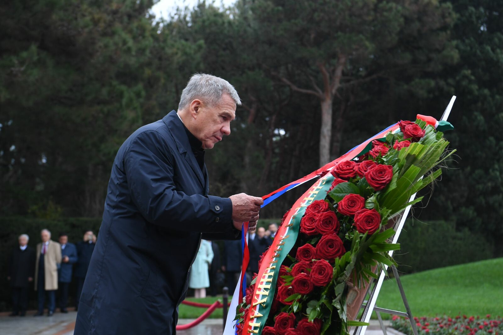 Рустам Минниханов возложил венок к могиле Гейдара Алиева в Баку