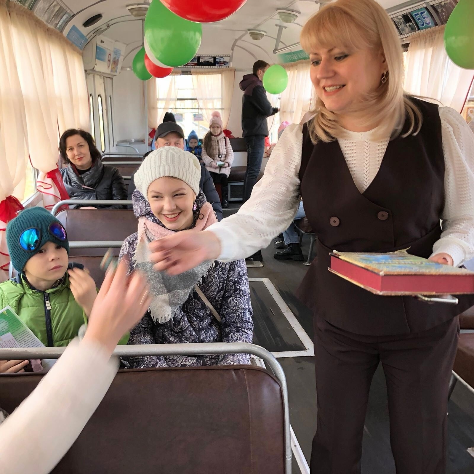 В Нижнекамске вышел на линию праздничный трамвай