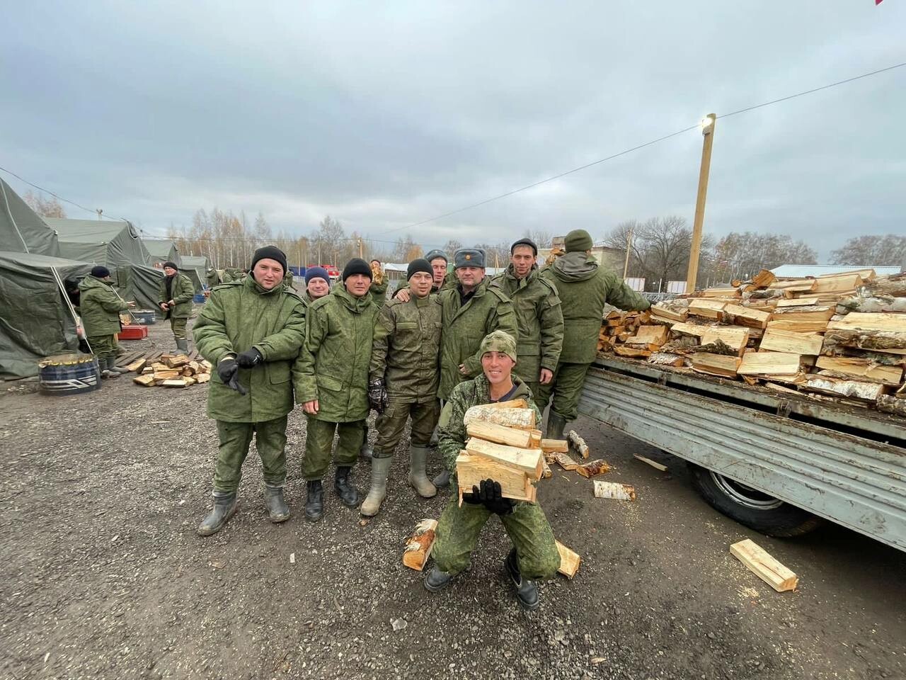 Жители Алексеевского привезли дрова на полигон Казанского танкового училища