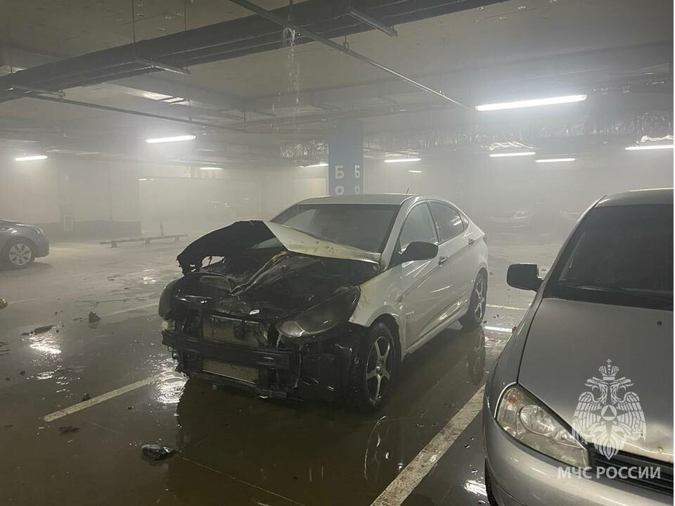 На подземной парковке ТЦ»Южный» в Казани загорелся  автомобиль