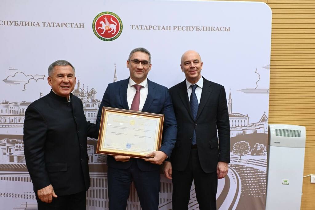 Минниханов вручил награду коллективу «Татспиртпрома»