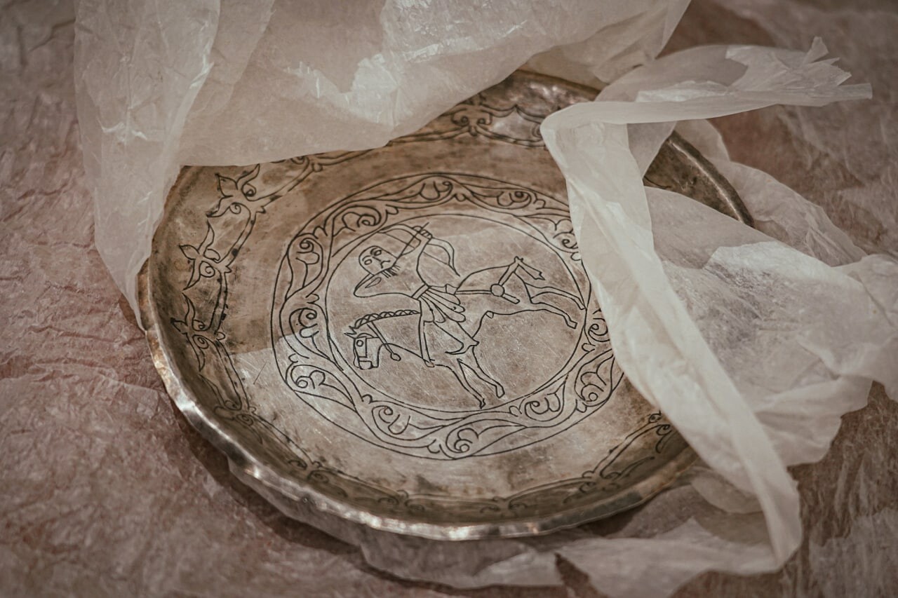 «Серебро за меха»: в Присутственных местах представят элитную утварь Средневековья