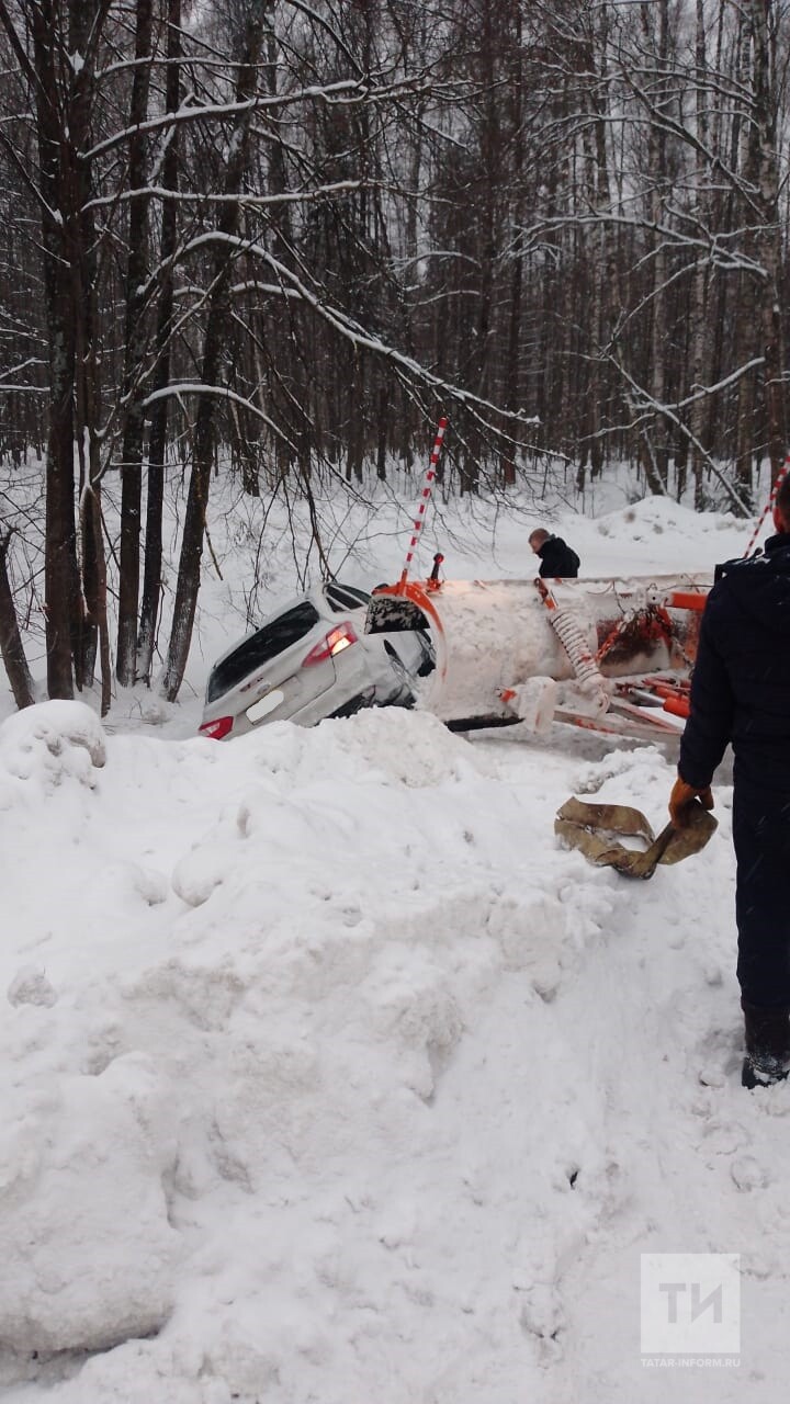 Легковушка вылетела со снежной трассы в Татарстане и опрокинулась на бок