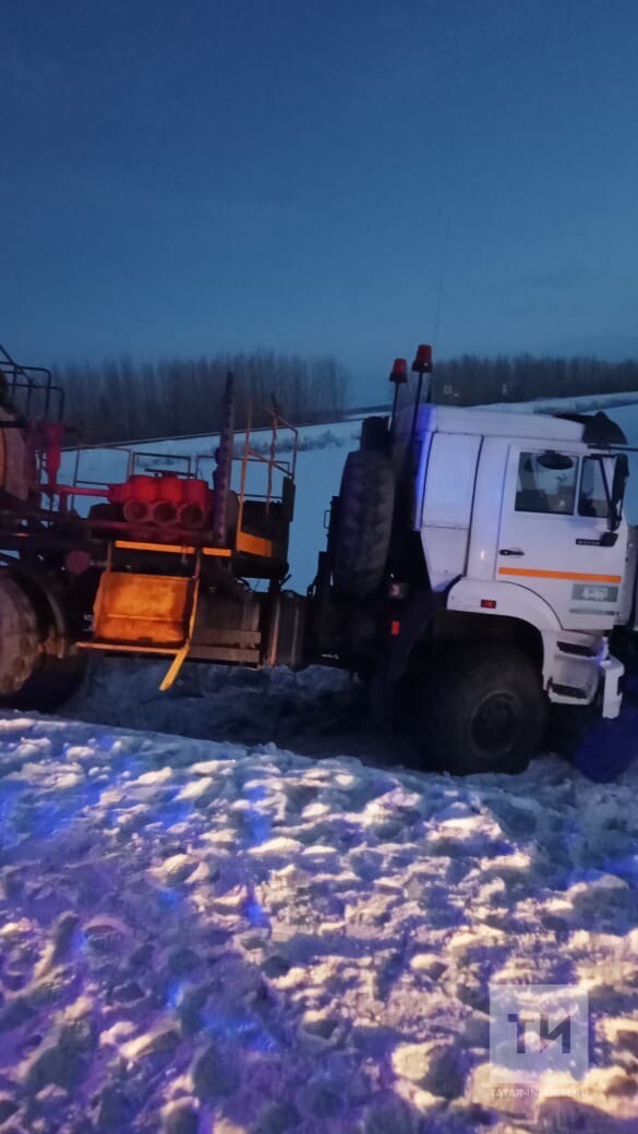 Водитель легковушки погиб, столкнувшись с «КАМАЗом» на трассе в Татарстане