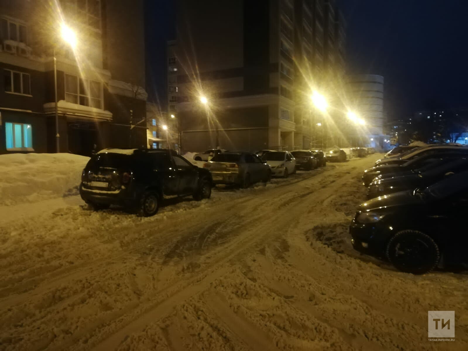 В Казани легковушка сбила во дворе ребенка, выбежавшего из-за машины на дорогу
