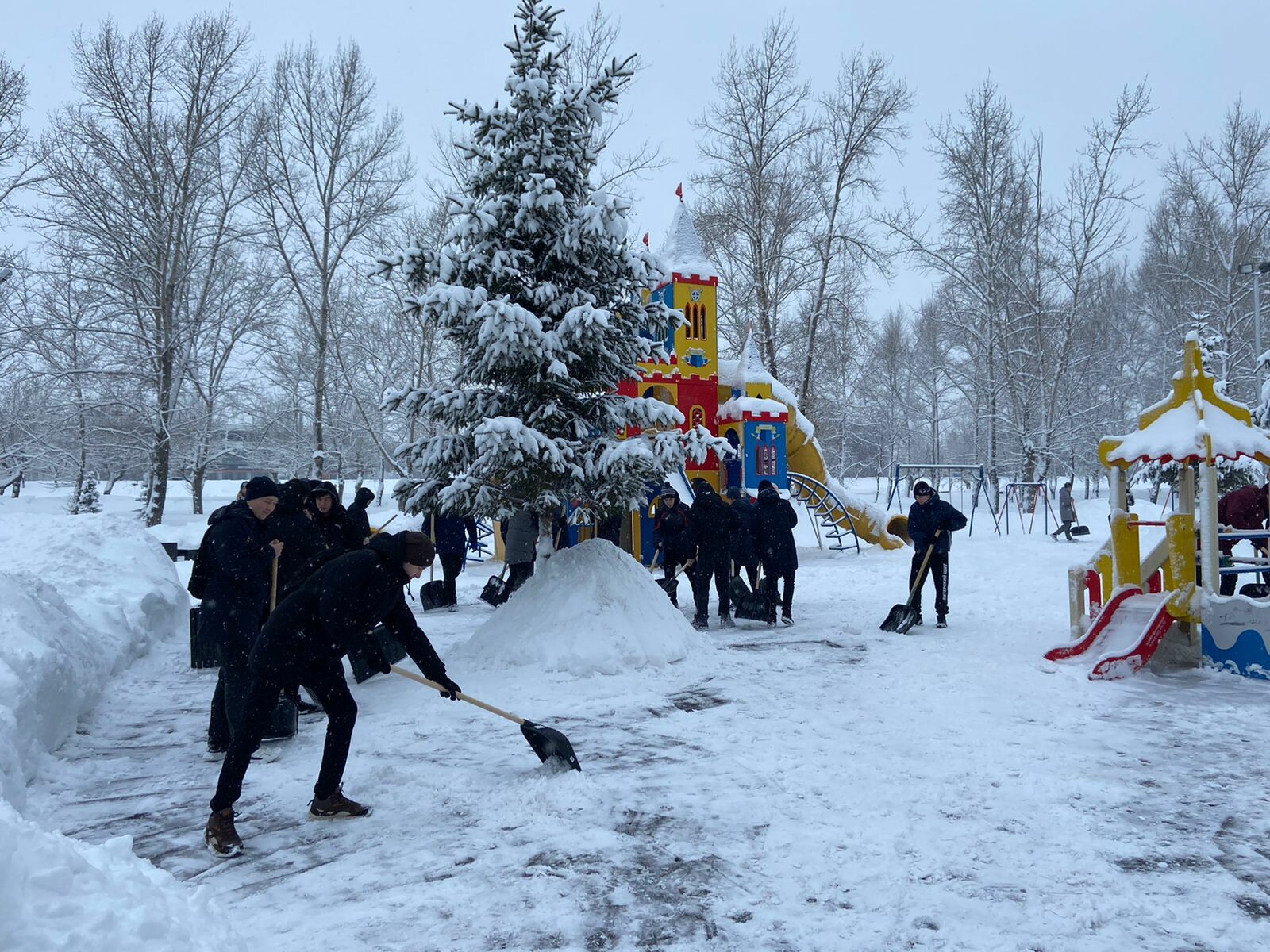 Молодежь Челнов очистила от снега девять общественных пространств