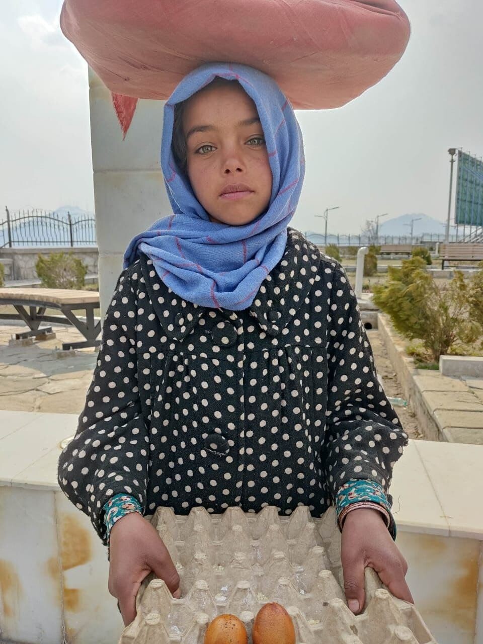 В Кабуле девочка из семьи афганских татар – беженцев одна содержит семью на свою зарплату