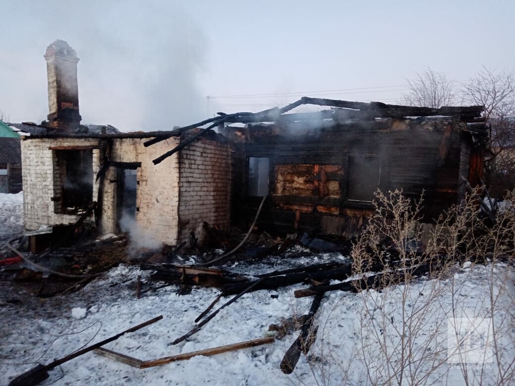 Ночью в Казани человек погиб в сгоревшем частном доме