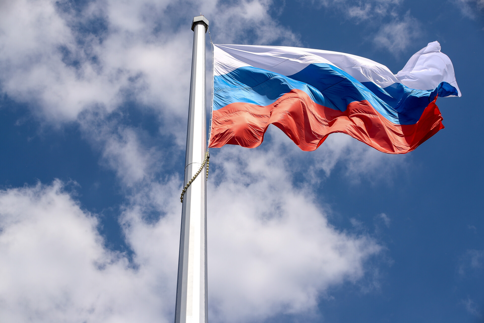 Спущенный флаг россии