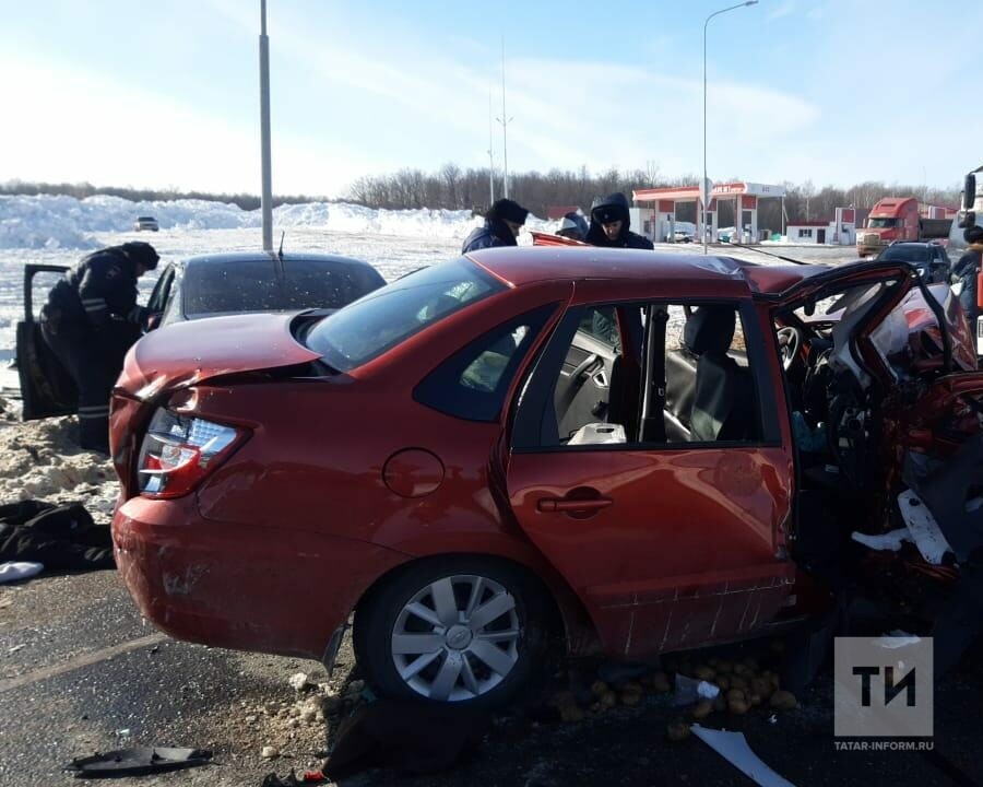 Пять человек пострадали в страшном лобовом столкновении на трассе М7 в Татарстане