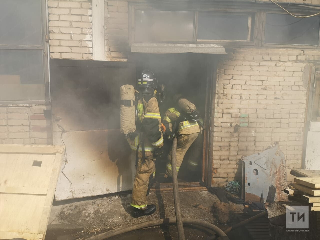 Утром в поселке под Челнами загорелась столярная мастерская в цеху компании «РБР Групп»