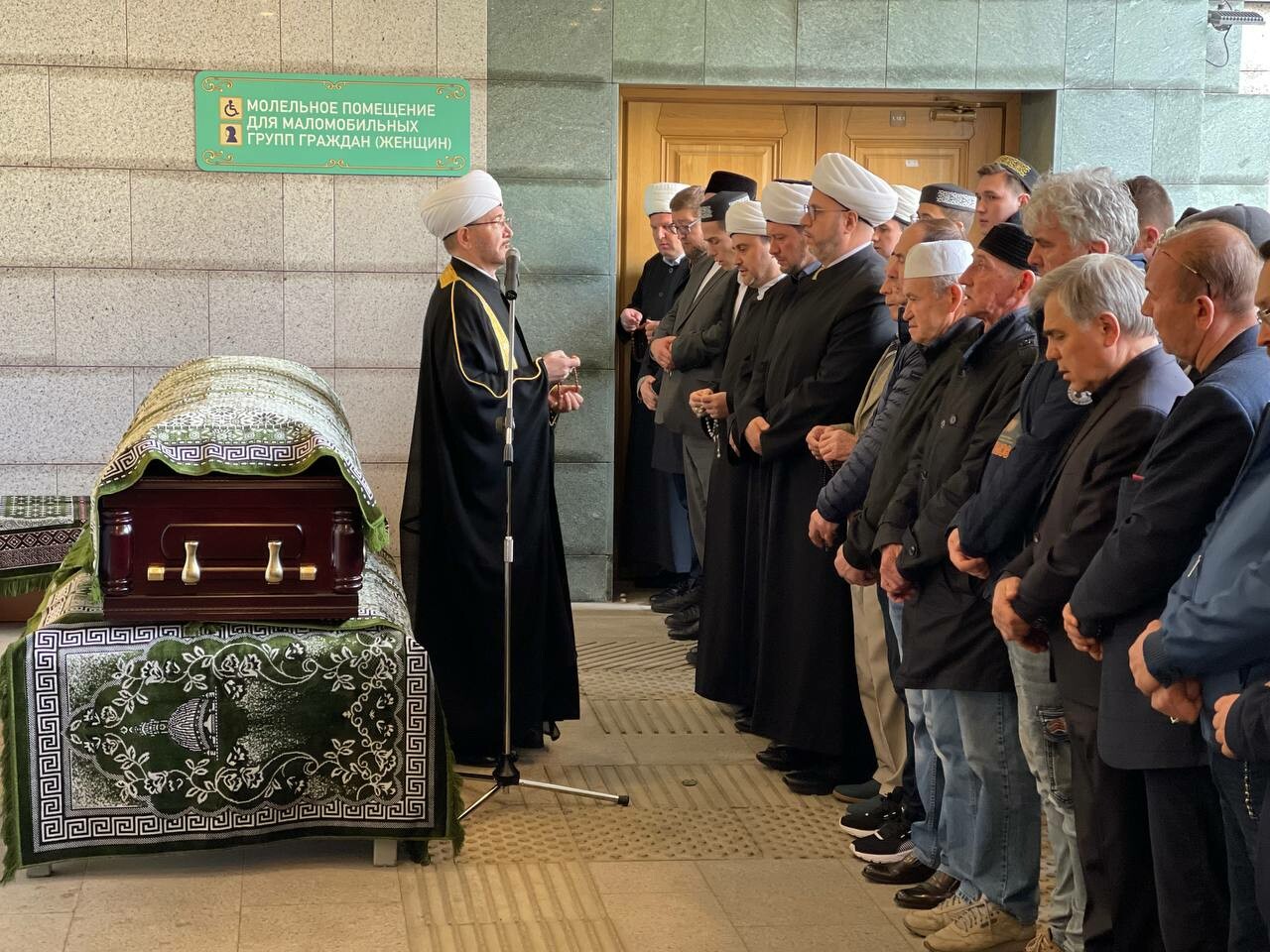 В Соборной мечети Москвы совершили погребальную молитву по Ренату Ибрагимову