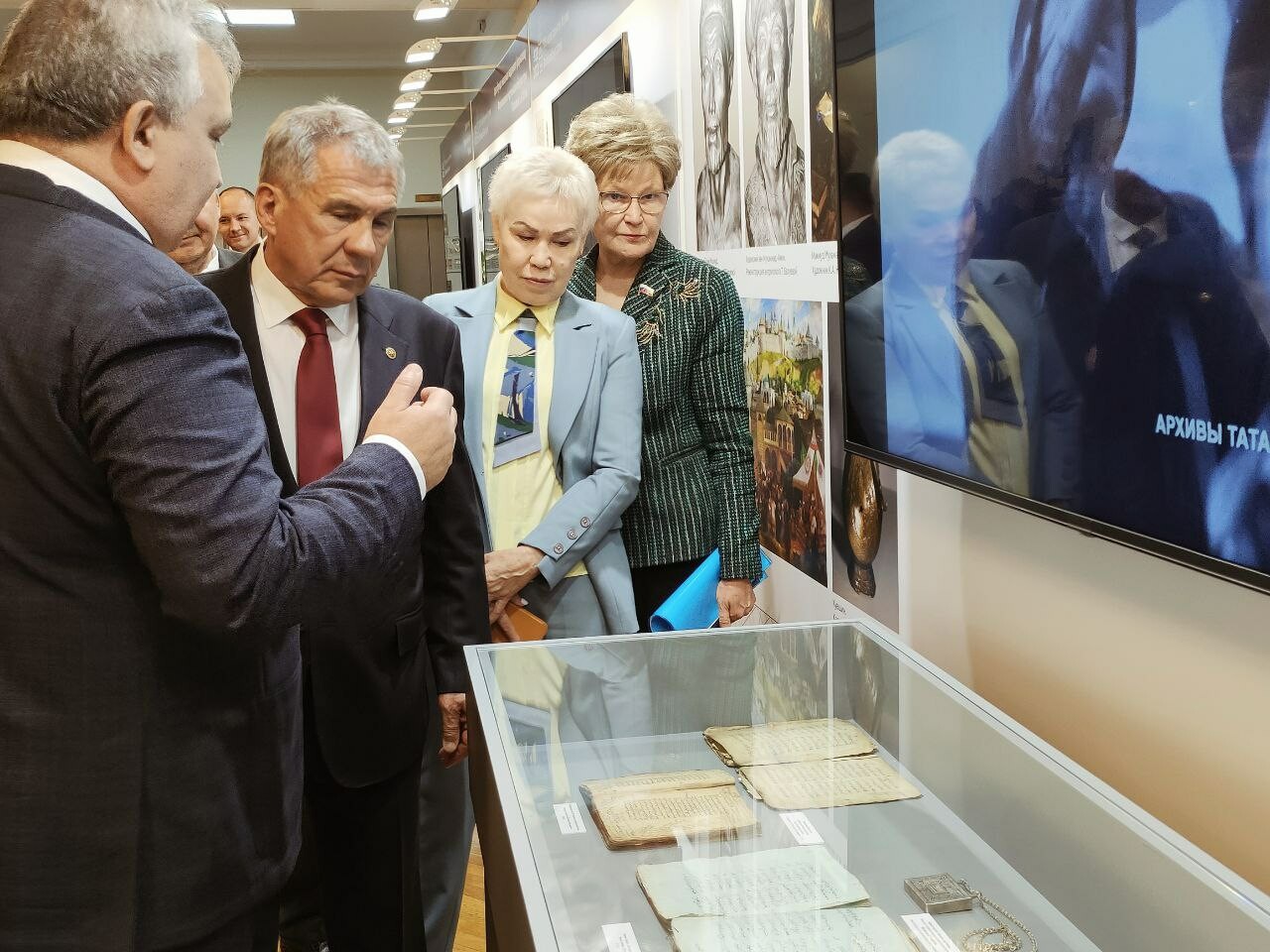 Минниханов посетил в Госдуме РФ выставку в честь 1100-летия принятия ислама