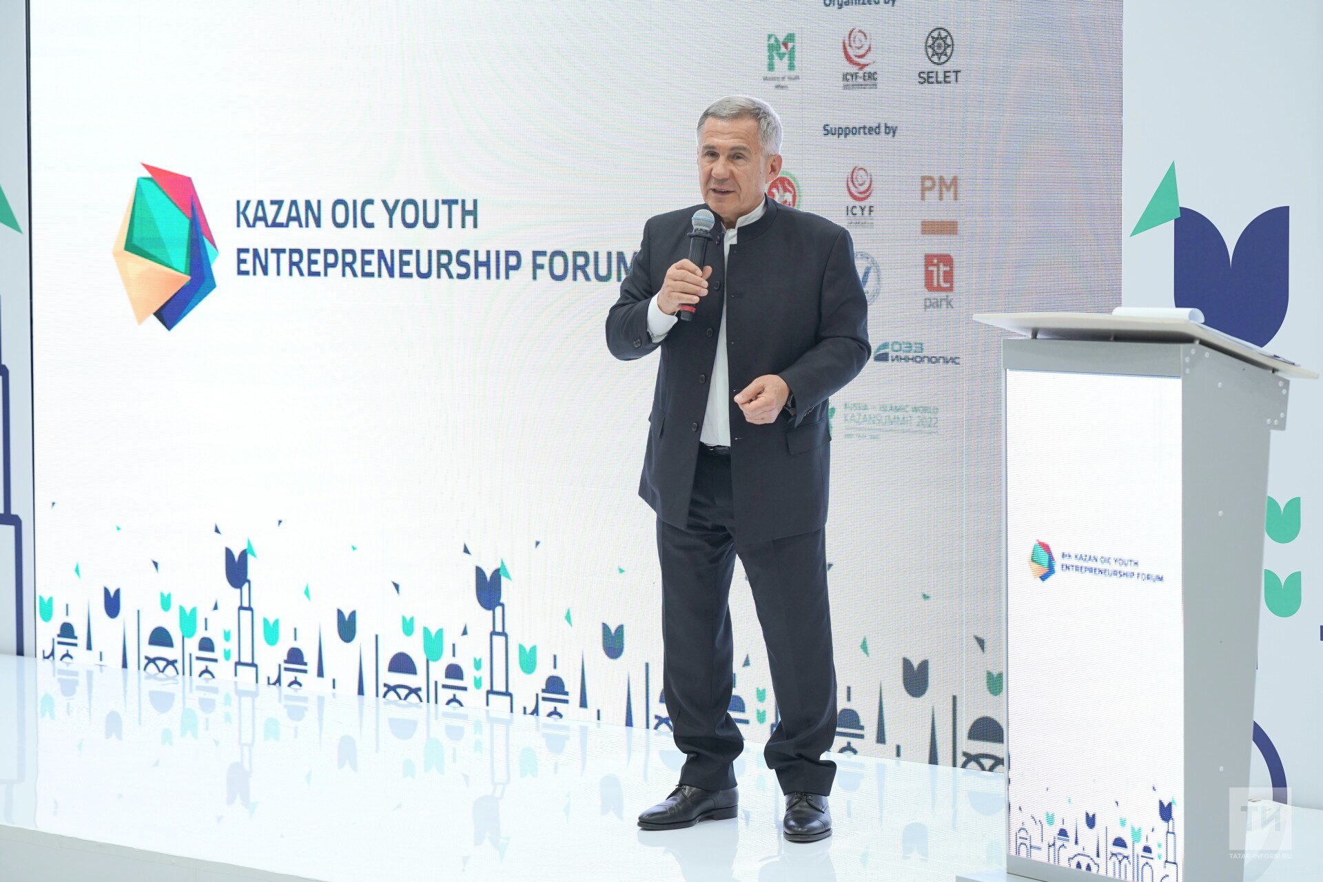 Минниханов ознакомился с проектами участников Форума молодых предпринимателей стран ОИС