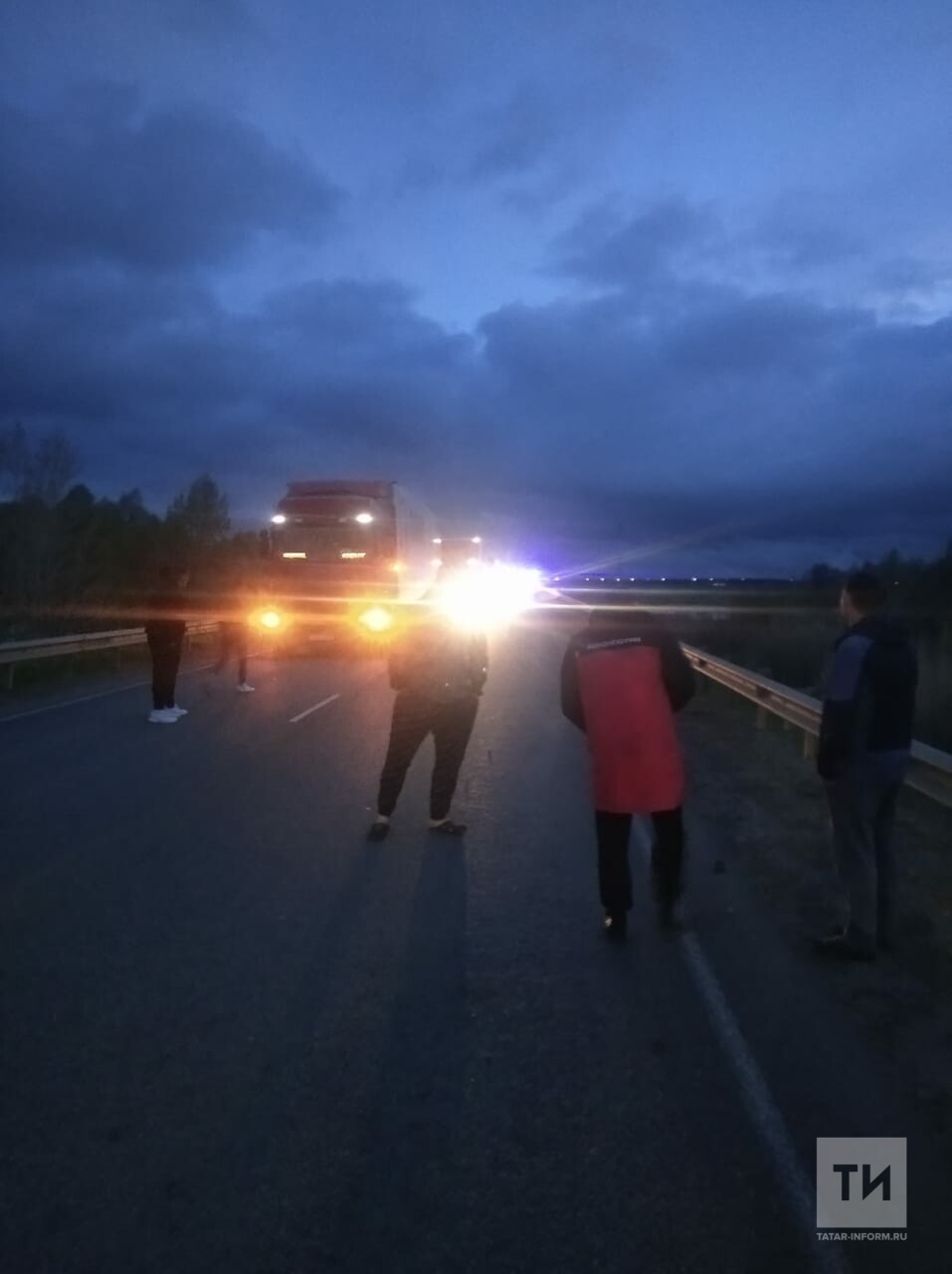 Ночью на трассе в РТ легковушка влетела в отбойники моста, погибла девушка-пассажир
