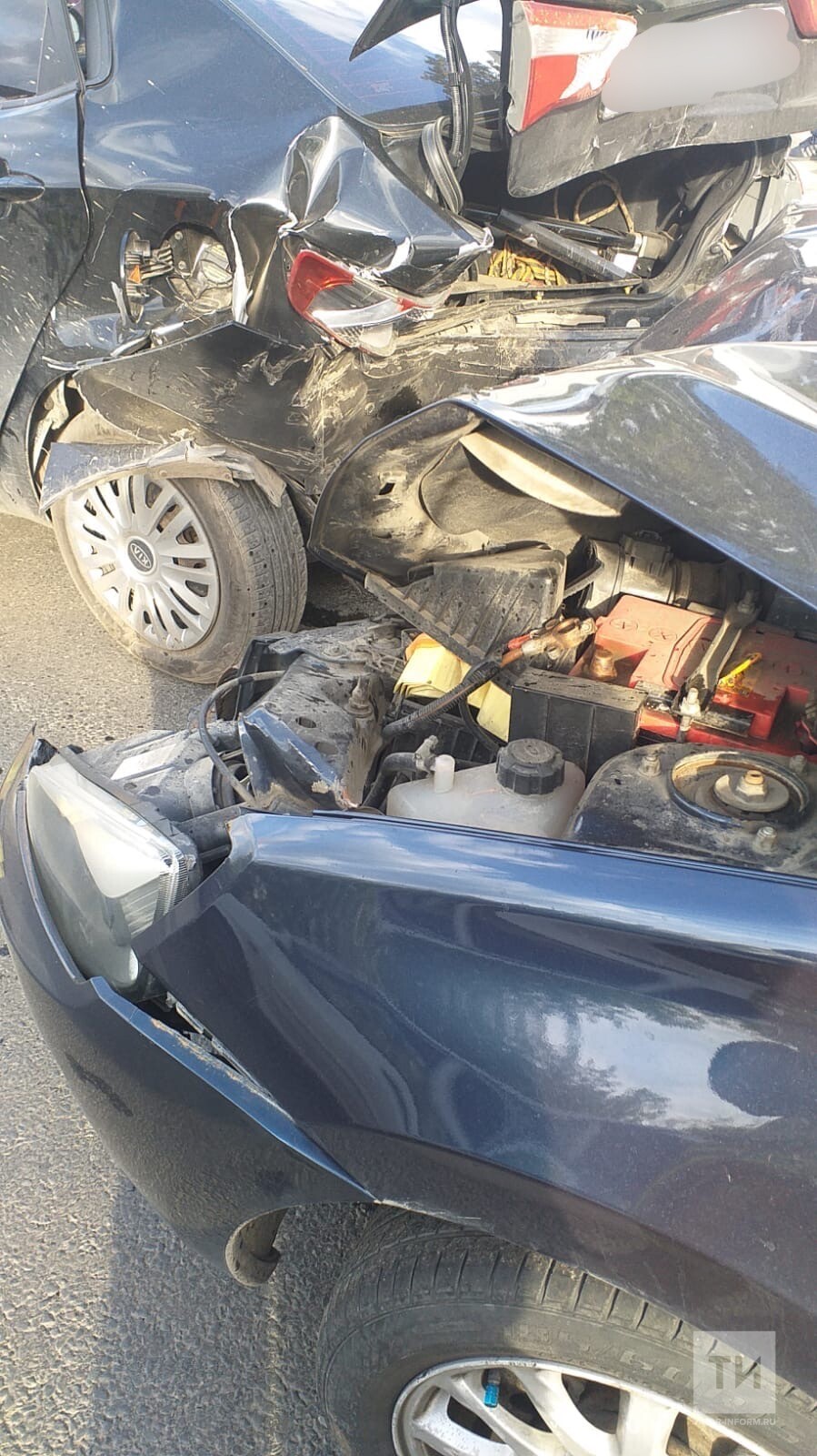 В Челнах «Лада» на высокой скорости влетела в легковушку, пострадал один из водителей